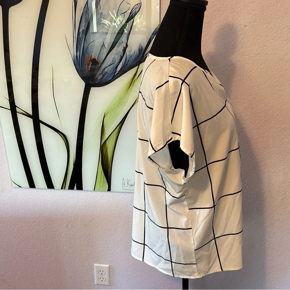 Must bundle women’s blouse shirt size large - Picture 2 of 4